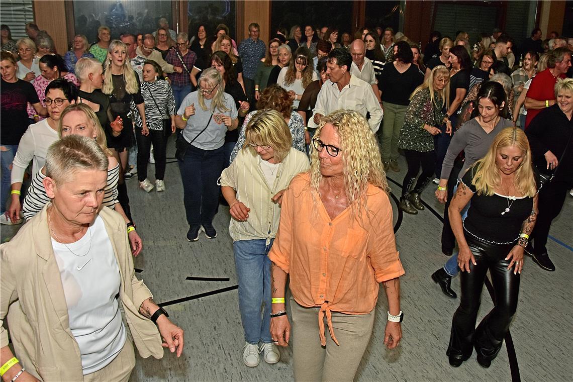 Beim Freestyle Tanz machen alle mit. 12. "Remember Alte Grube Party" des Disco C...