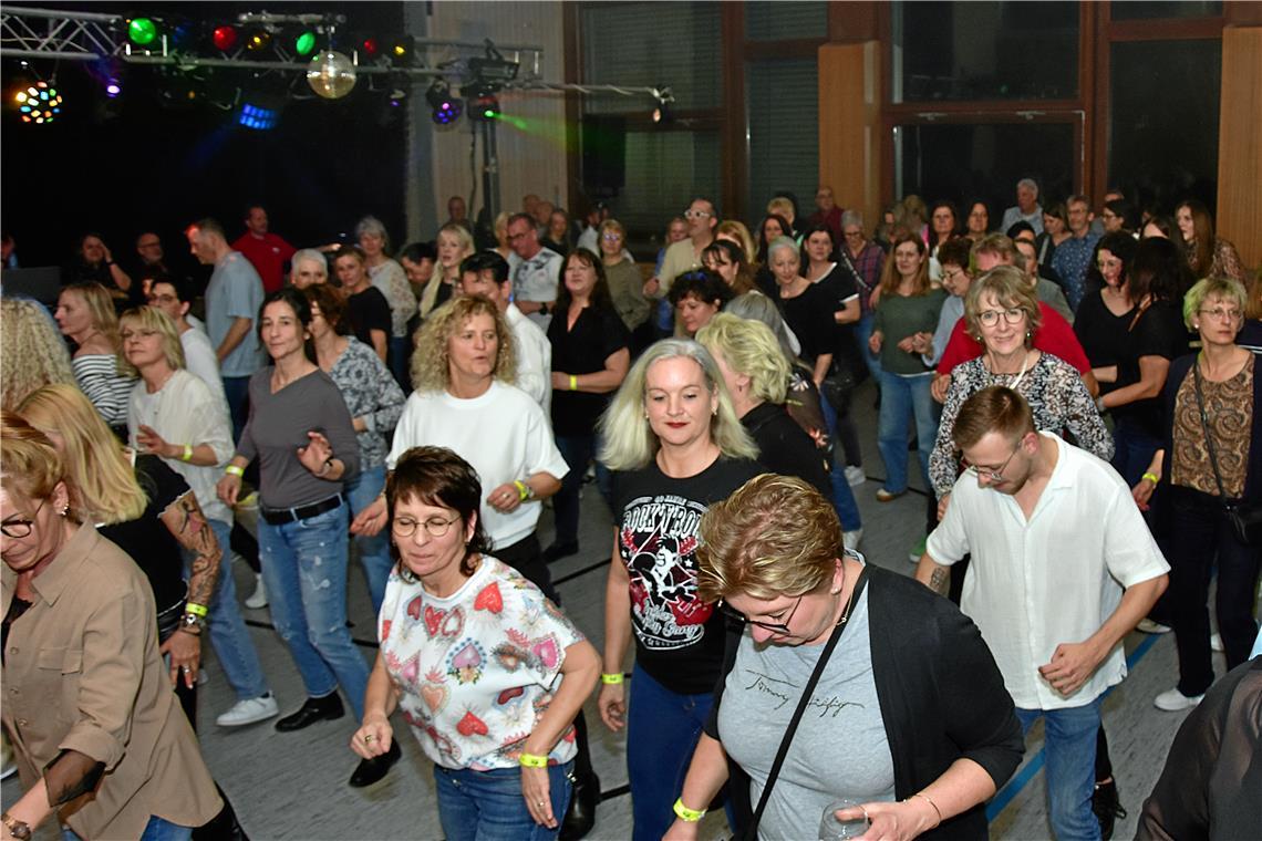 Beim Freestyle Tanz machen alle mit. 12. "Remember Alte Grube Party" des Disco C...