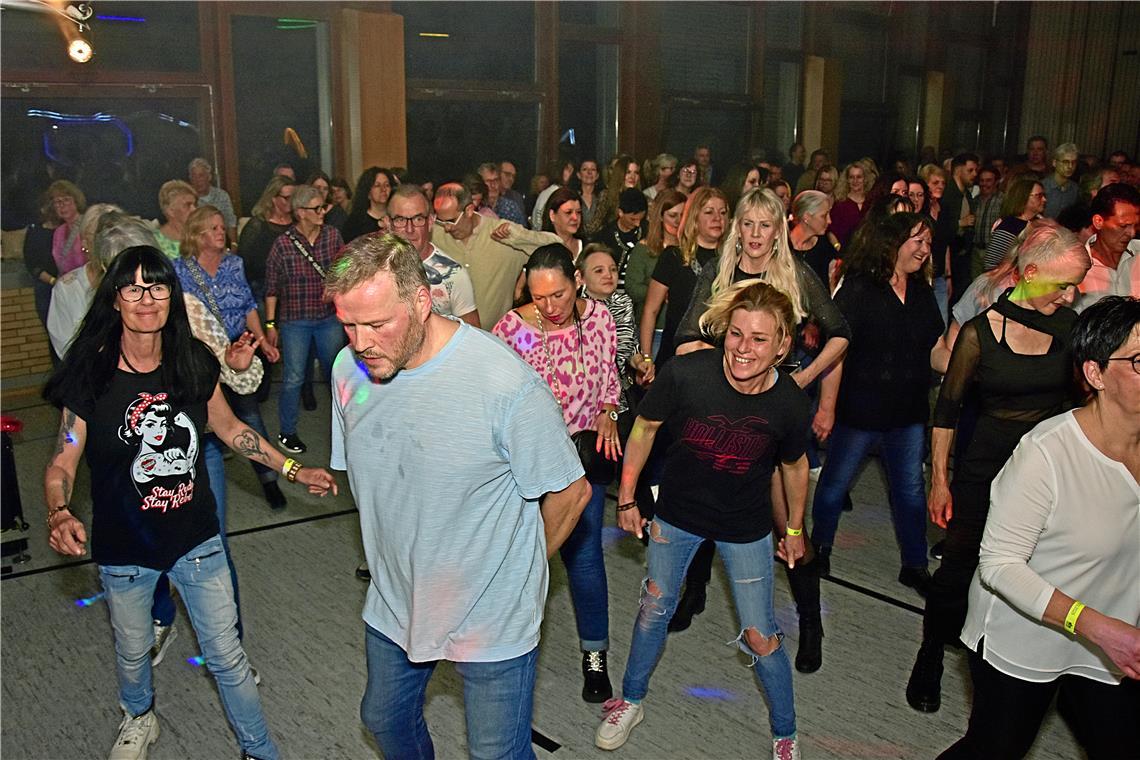 Beim Freestyle Tanz machen alle mit. 12. "Remember Alte Grube Party" des Disco C...