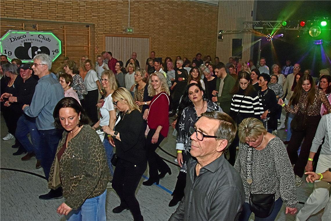 Beim Freestyle Tanz machen alle mit. 12. "Remember Alte Grube Party" des Disco C...