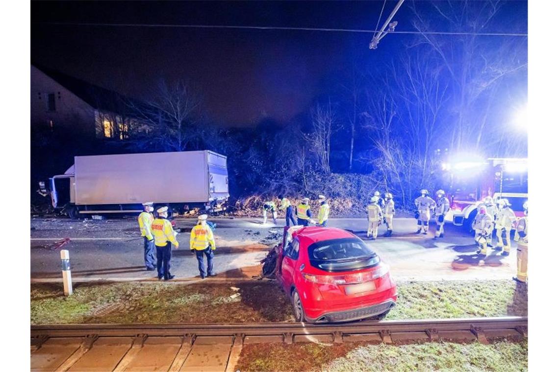 Auto stößt mit Lkw zusammen: Eine Schwerverletzte Beim Frontalzusammenstoß eines Autos mit einem Lkw in Remseck (Landkreis Ludwigsburg) ist eine Autofahrerin schwer verletzt worden. Foto: Karsten Schmalz/KS-Images.de/dpa