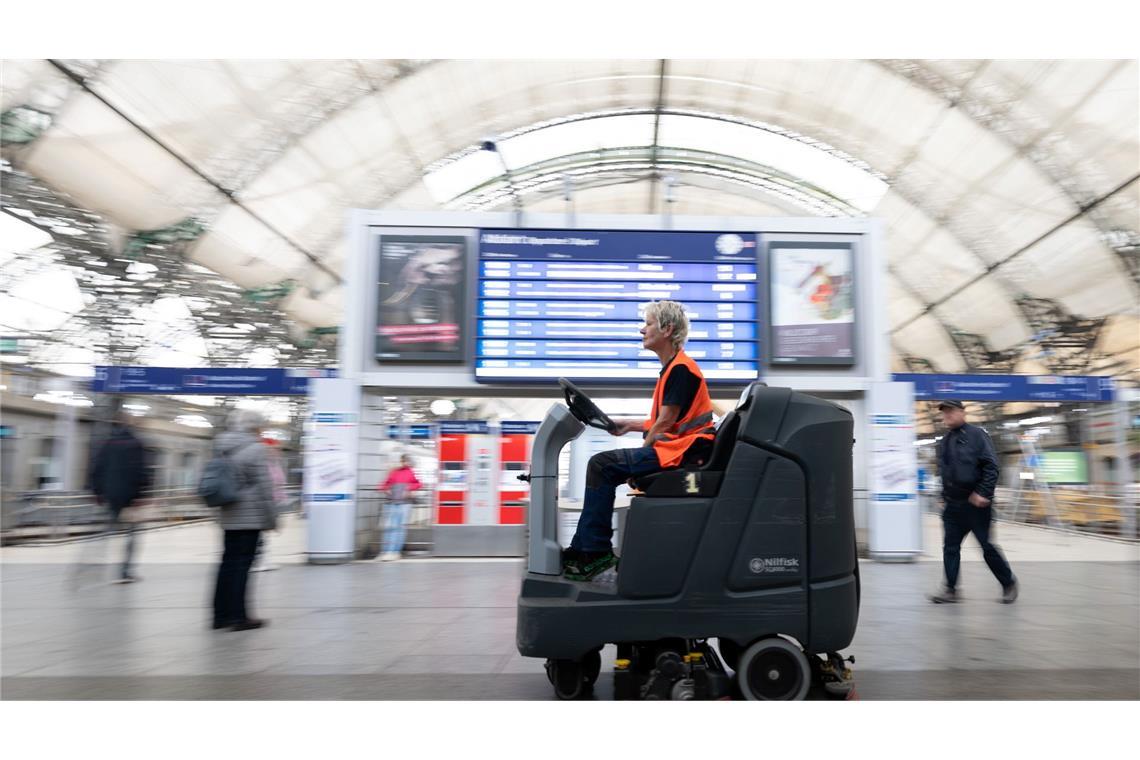 Beim Frühjahrsputz der Bahn sollen dieses Jahr doppelt so viele Stationen gereinigt werden wie sonst. (Archivbild)