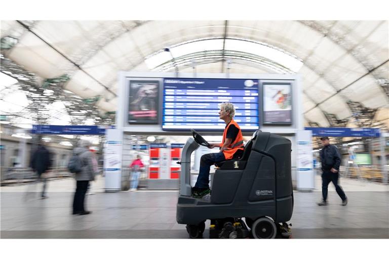 Beim Frühjahrsputz der Bahn sollen dieses Jahr doppelt so viele Stationen gereinigt werden wie sonst. (Archivbild)