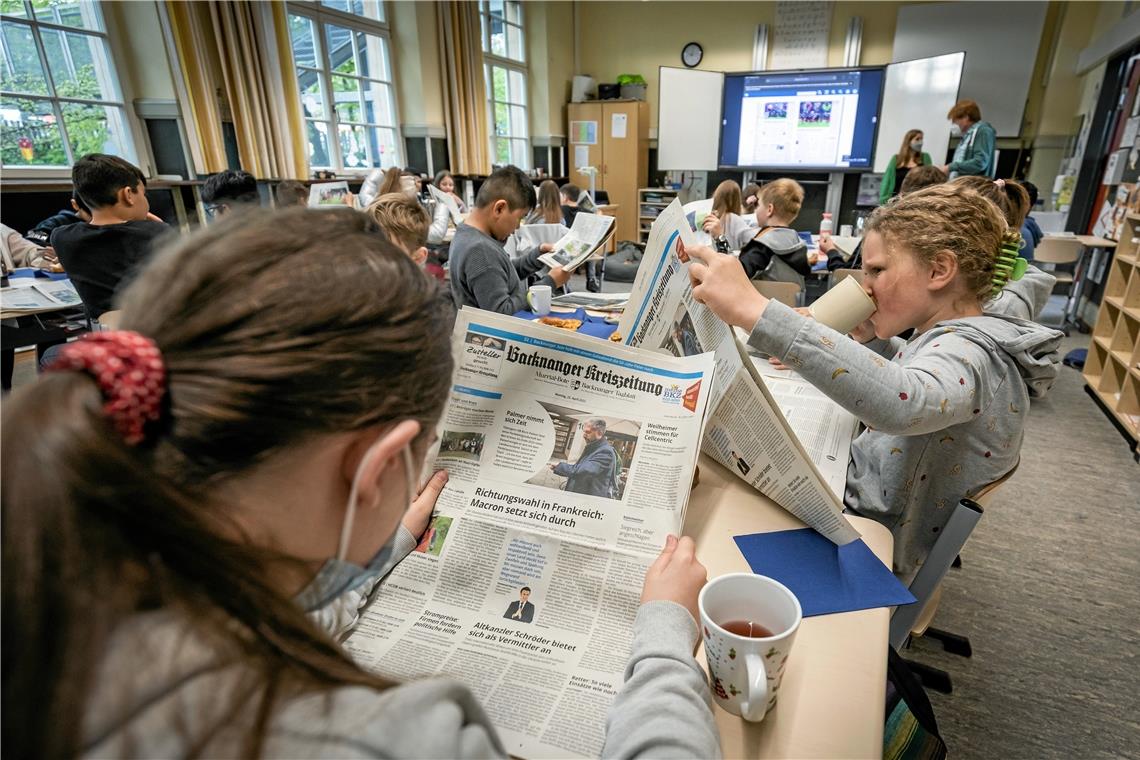 Schüler wollen die Zeitung kennenlernen Beim Frühstück macht die Zeitungslektüre doppelten Spaß, wie gestern in der 4a.