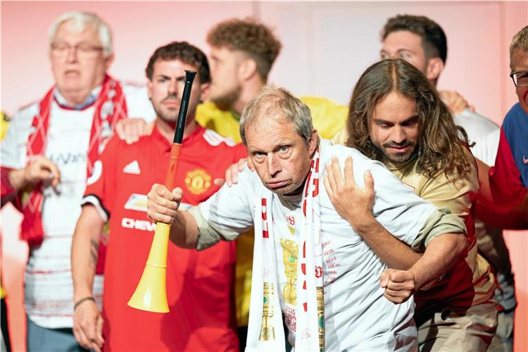 Beim Fußball geht, was für Männer sonst oft verpönt ist: Tränen, Trauer und Frust haben in der Niederlage freie Bahn – manchmal, bis die Gefühle in Zorn und Aggression umschlagen. Hier tröstet Jan Wendel (rechts) den enttäuschten Eberhard Daerr. Fotos: Alexander Becher