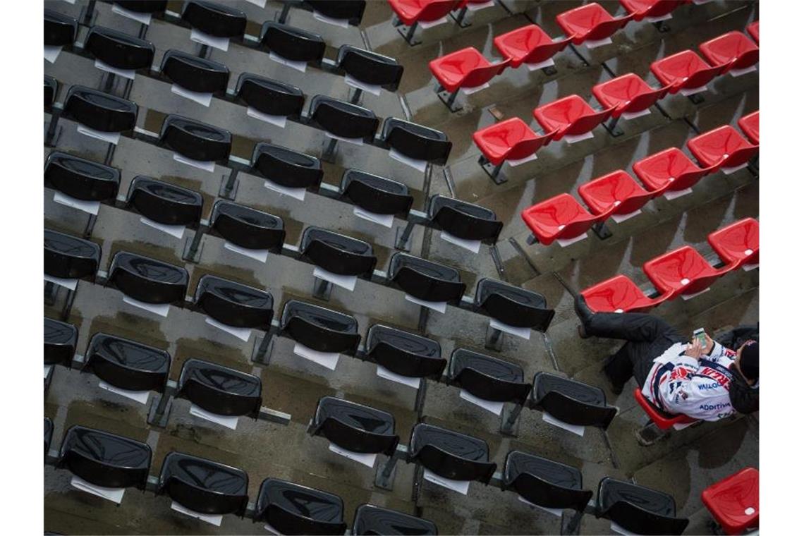 Beim Fußball-Länderspiel Deutschland gegen Italien bleiben die Zuschauerränge im Nürnberger Stadion leer. Foto: David-Wolfgang Ebener/dpa