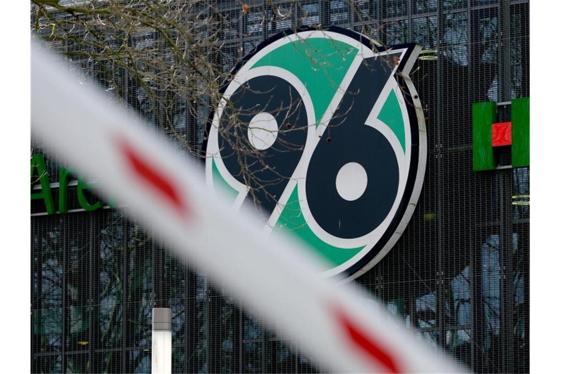 Beim Fußball-Zweitligisten Hannover 96 gibt es einen zweiten Fall eines mit dem Coronavirus infizierten Spielers. Foto: Peter Steffen/dpa