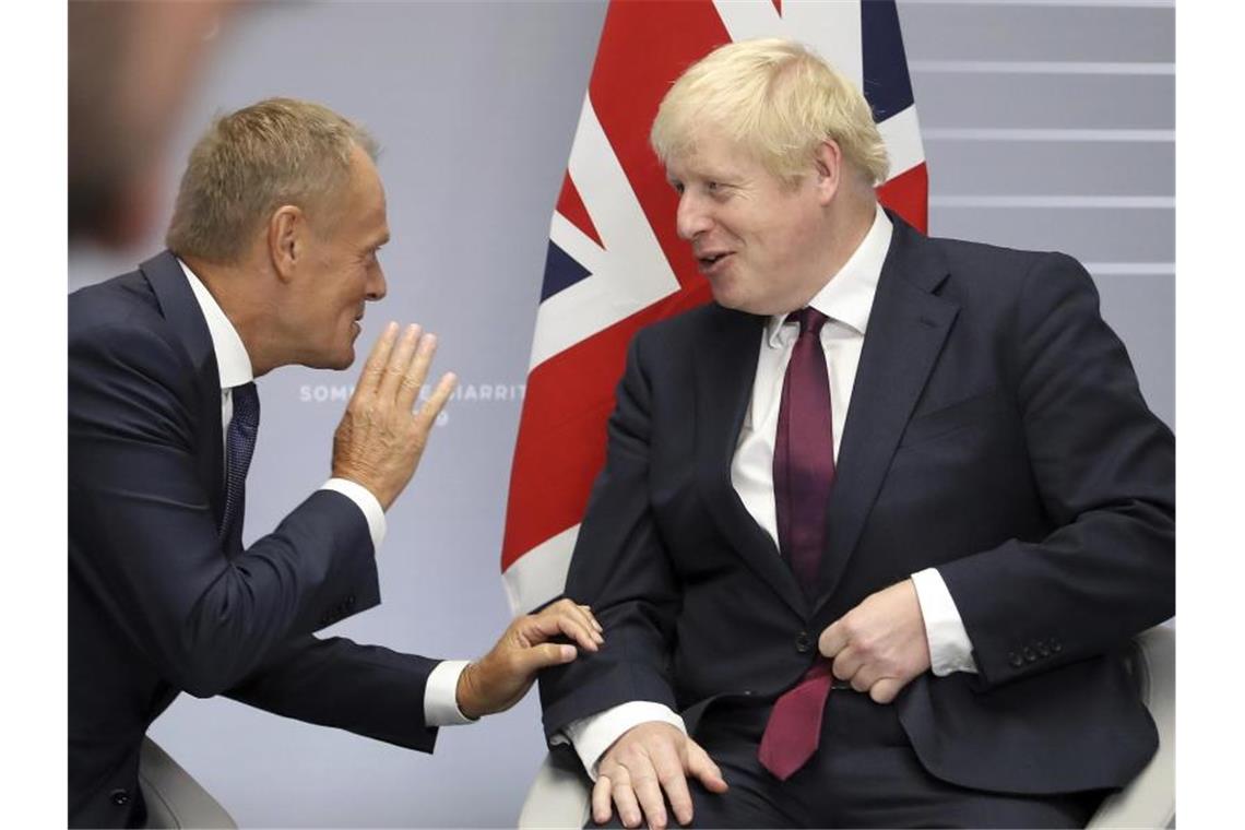London: Brexit-Einigung unter Umständen nicht mehr möglich Beim G7-Gipfel in Biarritz: Der britische Premier Boris Johnson im Gespräch mit Donald Tusk, dem Präsidenten des Europäischen Rates. Foto: Markus Schreiber/AP/dpa