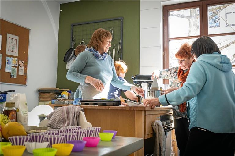Beim gemeinsamen Backen von Muffins verwandeln sich die Räumlichkeiten der ZWR in eine Backstube. Foto: Alexander Becher
