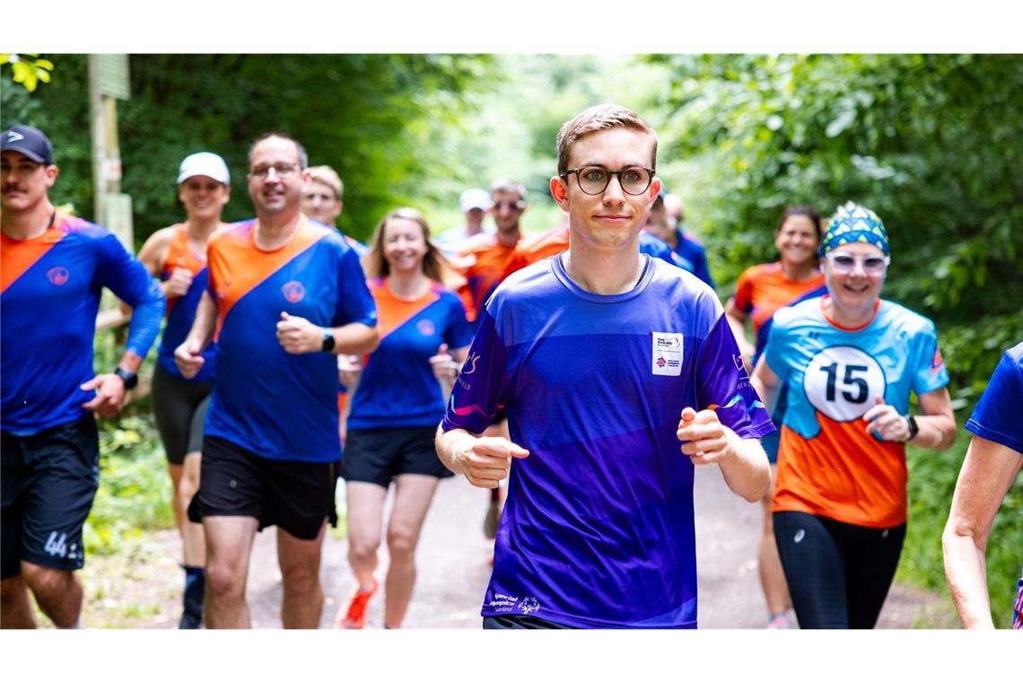 Beim gemeinsamen Training im Wald bereitet sich Fynn (M.) mit anderen Läuferinnen und Läufern auf die nationalen Spiele der Special Olympics vor.