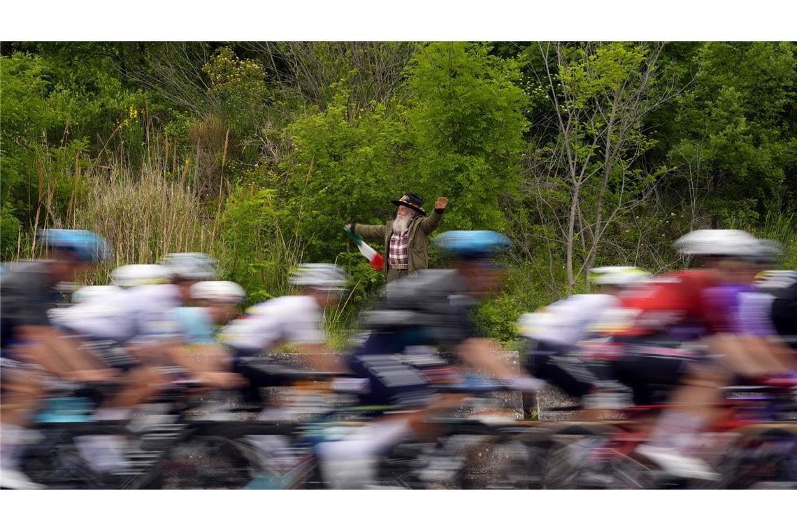 Beim Giro d’Italia fährt das Fahrerfeld an einem Fan vorbei.