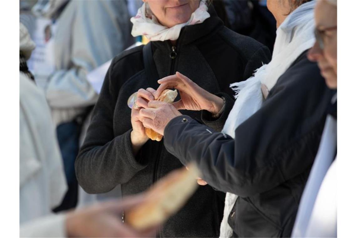 Kirchenstreik für Frauenrechte: Großes Echo für „Maria 2.0“ Beim Gottesdienst unter freiem Himmel wird Brot gebrochen. Foto: Friso Gentsch