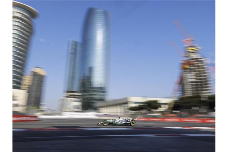 Beim Grand Prix von Aserbaidschan führt die Rennstrecke durch Baku. Foto: Sergei Grits/AP/dpa