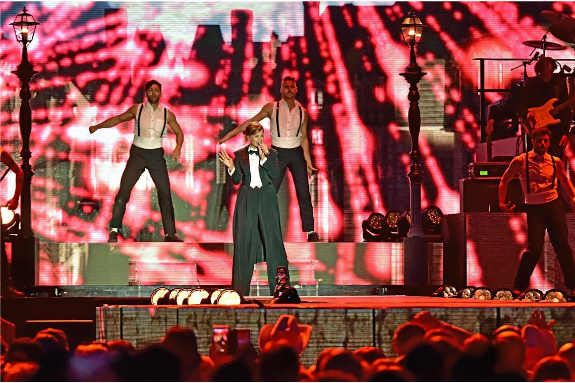 Beim Heimspiel 2025 trägt Andrea Berg auch mal Anzug und Fliege,...