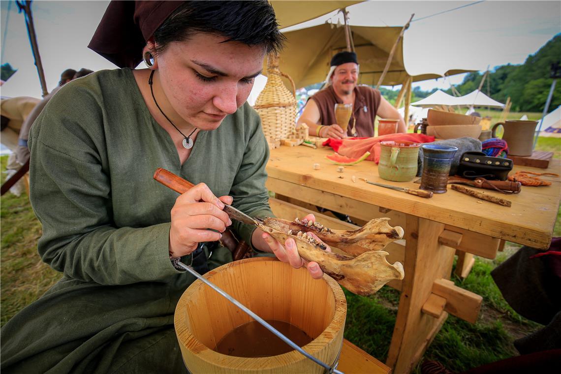 Beim historischen Handwerkermarkt konnten die Gäste Gruppen unterschiedlichster Epochen über die Schulter schauen. Die Aufnahme aus dem Jahr 2019 zeigt, wie der Unterkiefer eines Wildschweins präpariert wird. Archivfoto: Alexander Becher