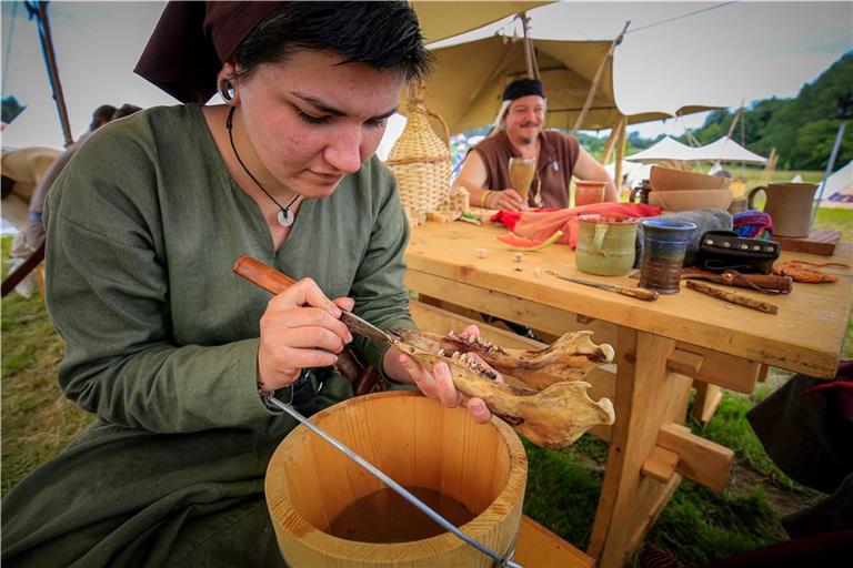 Beim historischen Handwerkermarkt konnten die Gäste Gruppen unterschiedlichster Epochen über die Schulter schauen. Die Aufnahme aus dem Jahr 2019 zeigt, wie der Unterkiefer eines Wildschweins präpariert wird. Archivfoto: Alexander Becher