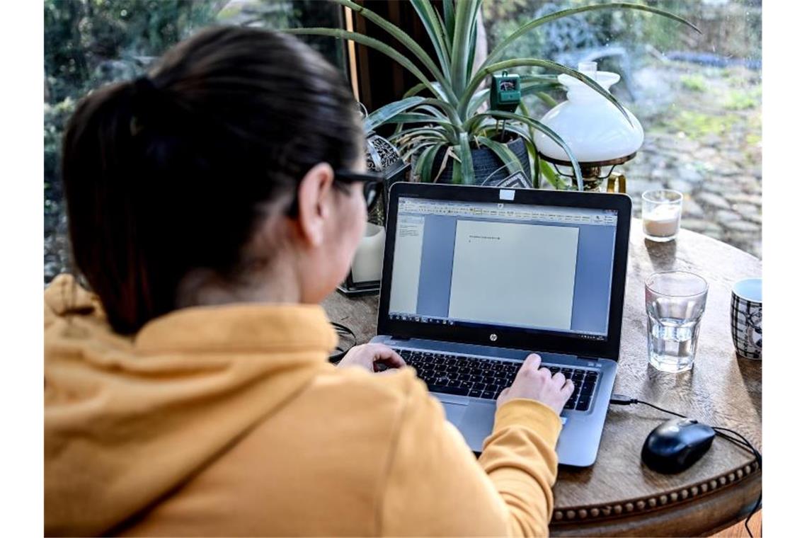 Deutschland im Homeoffice - kann mobiles Arbeiten gelingen? Beim Homeoffice hatten sich Union und SPD zuletzt auf eine Steuerpauschale geeinigt. Foto: Britta Pedersen/dpa-Zentralbild/dpa