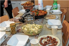 Beim Iftār versammelt sich die tunesische Familie aus Murrhardt am Tisch, manchmal kommen auch Freunde dazu. Den Datteln, hier auf dem Bild unten rechts, kommt beim Fastenbrechen eine besondere Rolle zu. Foto: Stefan Bossow