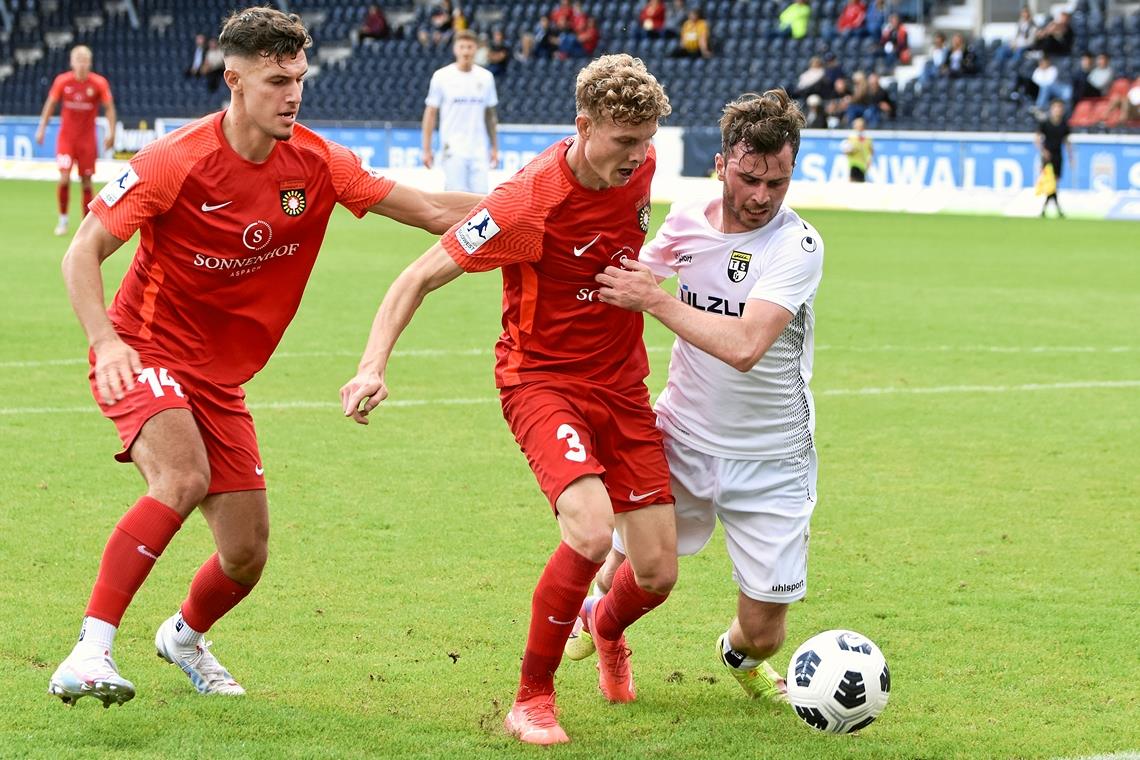 Beim Jahresabschluss in Mainz nicht am Ball: Der gesperrte Ken Gipson (Mitte). Foto: T. Sellmaier