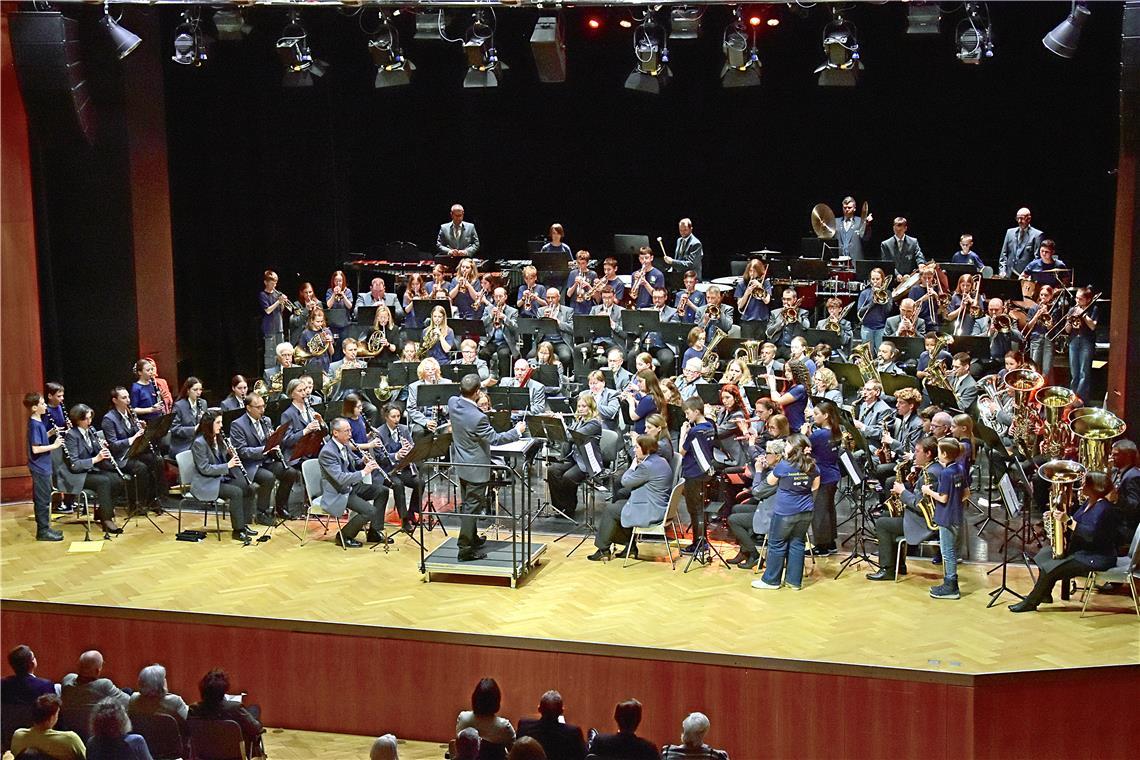 Beim Jahreskonzert sind alle gemeinsam auf der Bühne: Städtisches Blasorchester, Bläsernachwuchsorchester und Jugendblasorchester Backnang. Fotos: Tobias Sellmaier