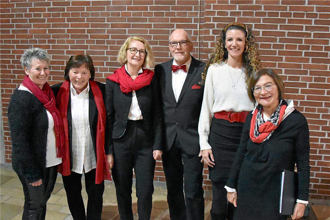 Seit 100 Jahren in Weissach im Tal Freude am Singen Beim Jubiläumskonzert freuen sich Birgit Blatt, Elvira Schlenker, Chorleiterin Helene Kukuschkin, Schriftführer Reinhold Sailer, Melanie Besserer und Finanzvorständin Gabriele Vogel (von links) über die zahlreich erschienenen Besucherinnen und Besucher.