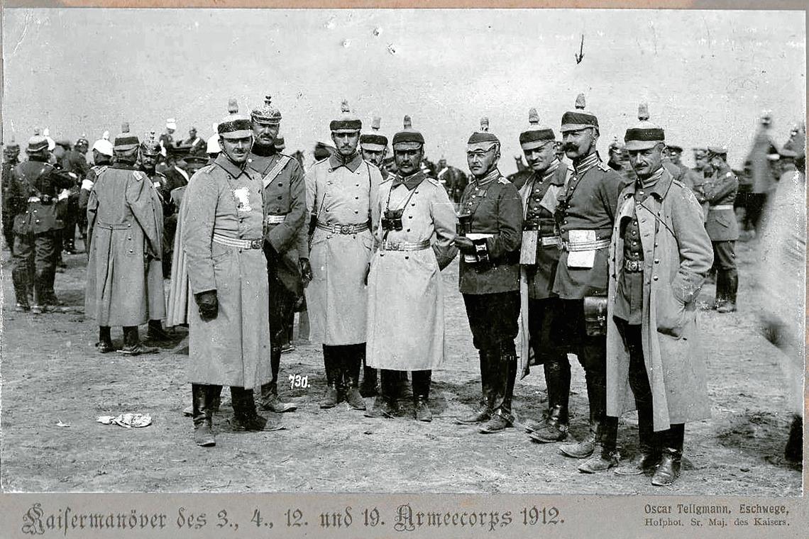 Der reitende Forstmeister Beim Kaisermanöver 1912. Ein kleiner Pfeil deutet auf Theodor Hepp, der als Reserve-Offizier mit Kameraden von der Schießschule Jüterbog an der Übung teilnahm.