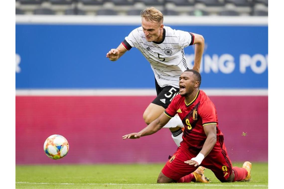 Beim Kampf um den Ball foult Amos Pieper (hinten) von der deutschen U21 den Belgier Lois Openda. Foto: Jasper Jacobs/BELGA/dpa