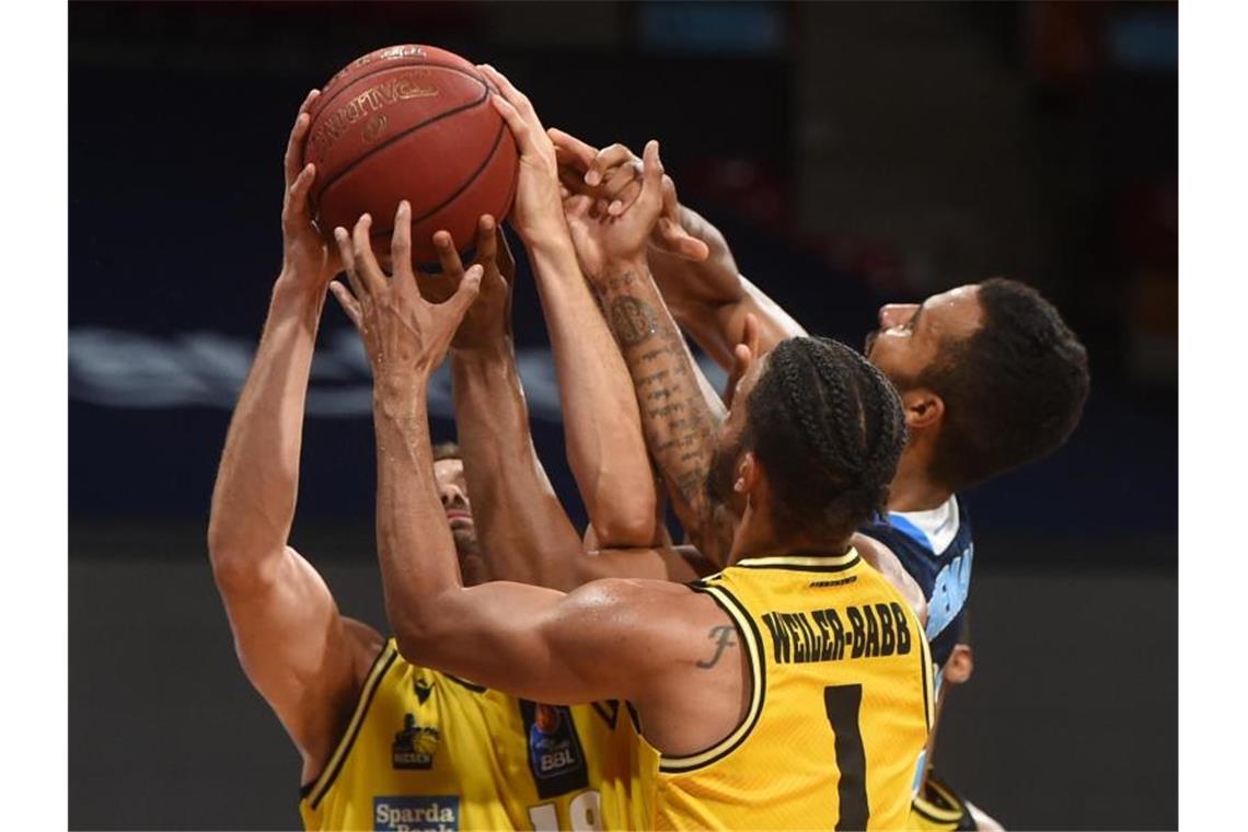 Beim Kampf um den Rebound schenkten sich die MHP Riesen Ludwigsburg und Alba Berlin nichts. Foto: Christof Stache/AFP-Pool/dpa