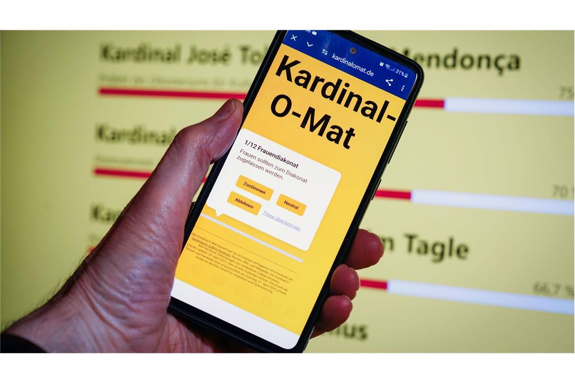 Kardinal-O-Mat: So wählen Sie beim Konklave mit Beim „Kardinal-O-Maten“ kann man die Thesen der verschiedenen Kandidaten zu kirchlichen Fragen mit der eigenen Meinung vergleichen. Der große Unterschied zum „Wahl-O-Maten“: Selbst wählen darf man später nicht. Das ist den Männern im Konklave vorbehalten.