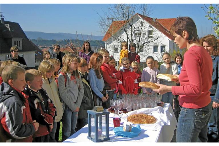 Beim Kinderkreuzweg von Hohnweiler zum Ebersberg wird auch ein symbolisches Abendmahl mit Brot und Saft gefeiert. Archivfoto: privat