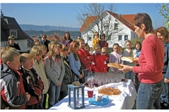 Beim Kinderkreuzweg von Hohnweiler zum Ebersberg wird auch ein symbolisches Abendmahl mit Brot und Saft gefeiert. Archivfoto: privat
