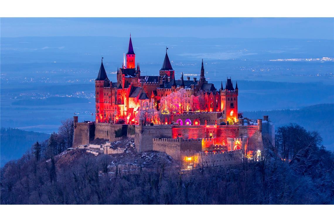 Beim Königlichen Winterzauber leuchtet die Burg Hohenzollern rot, aber trotzdem ganz unpolitisch.