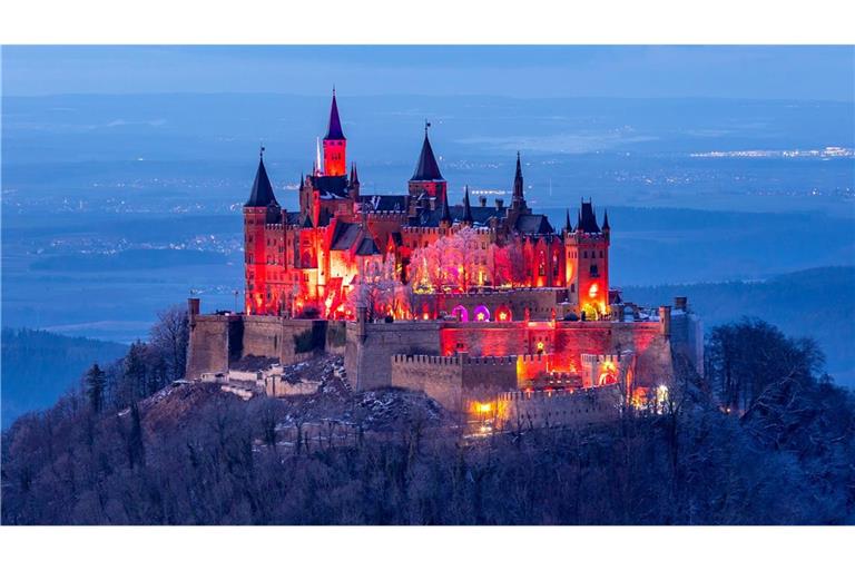 Beim Königlichen Winterzauber leuchtet die Burg Hohenzollern rot, aber trotzdem ganz unpolitisch.