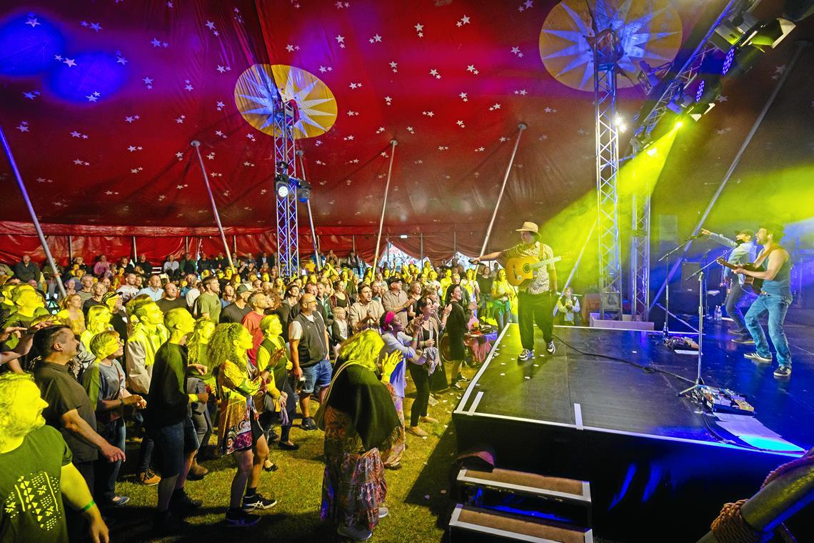 Murrhardter Sommerpalast: Zusammen mit Jamaram das Leben feiern Beim Konzert der Band Jamaran hält es die Besucherinnen und Besucher der Palastbühne nicht lange auf den Bänken. Fotos: Alexander Becher