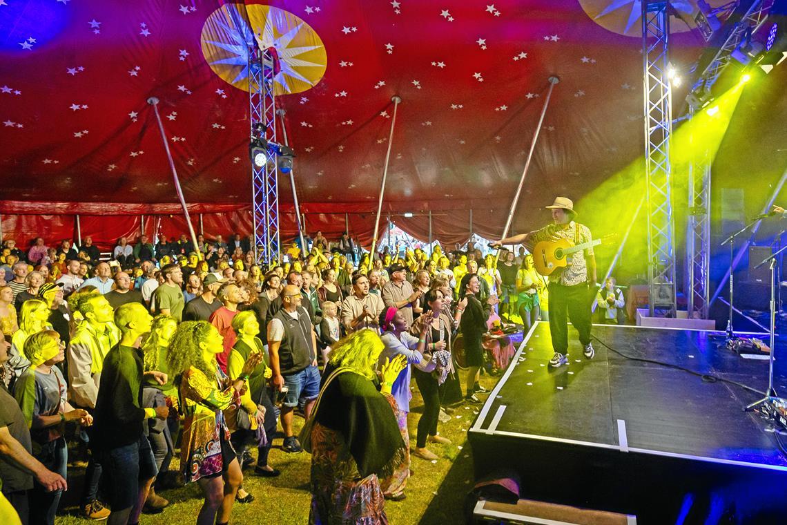 Beim Konzert der Band Jamaran im vergangenen Jahr hielt es die Besucherinnen und Besucher der Palastbühne im großen Zirkuszelt nicht lange auf den Bänken. Foto: Alexander Becher