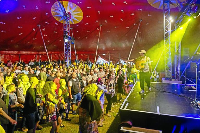 Beim Konzert der Band Jamaran im vergangenen Jahr hielt es die Besucherinnen und Besucher der Palastbühne im großen Zirkuszelt nicht lange auf den Bänken. Foto: Alexander Becher
