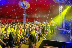 Beim Konzert der Band Jamaran im vergangenen Jahr hielt es die Besucherinnen und Besucher der Palastbühne im großen Zirkuszelt nicht lange auf den Bänken. Foto: Alexander Becher