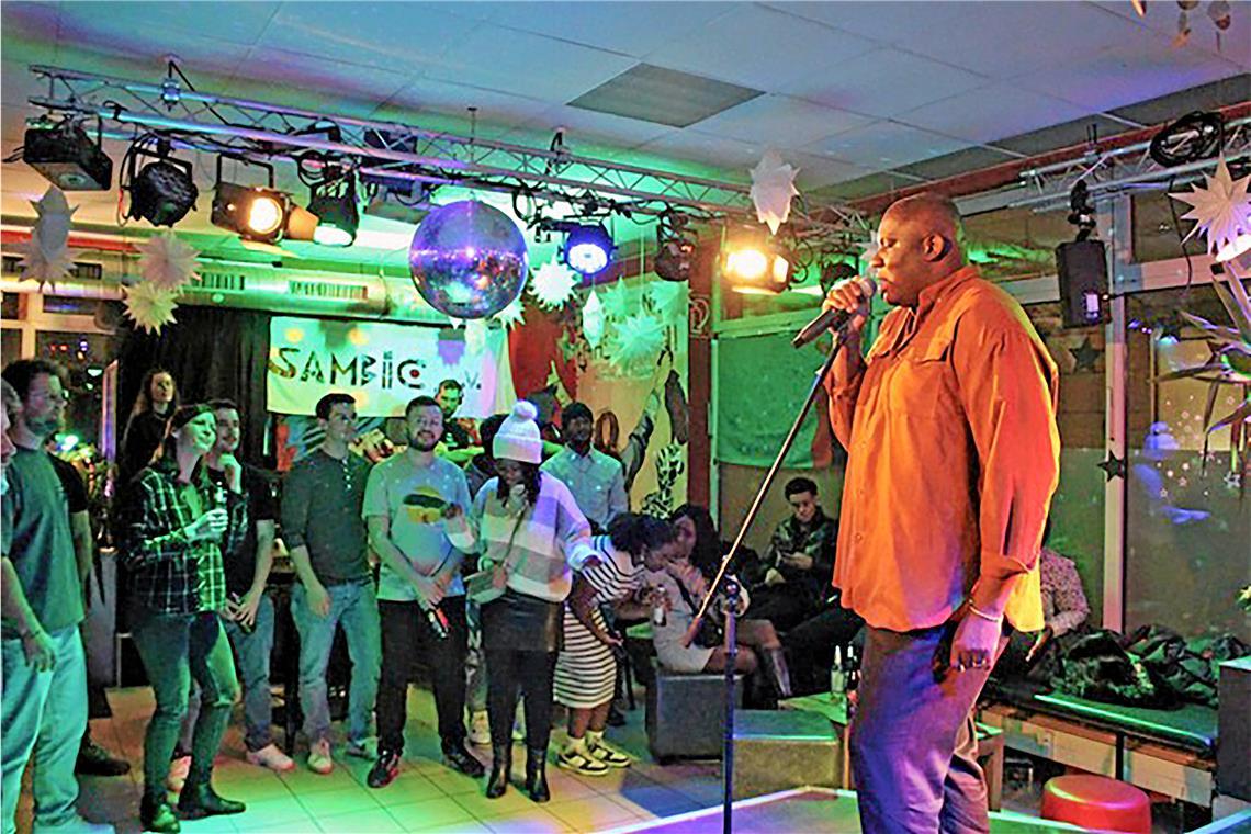 Verein Sambico veranstaltet Festival in Backnang Beim Konzert im „Wohnzimmer“ in Backnang sind internationale Künstler aufgetreten – hier etwa Kwadi, der aus Ghana stammt. Foto: privat
