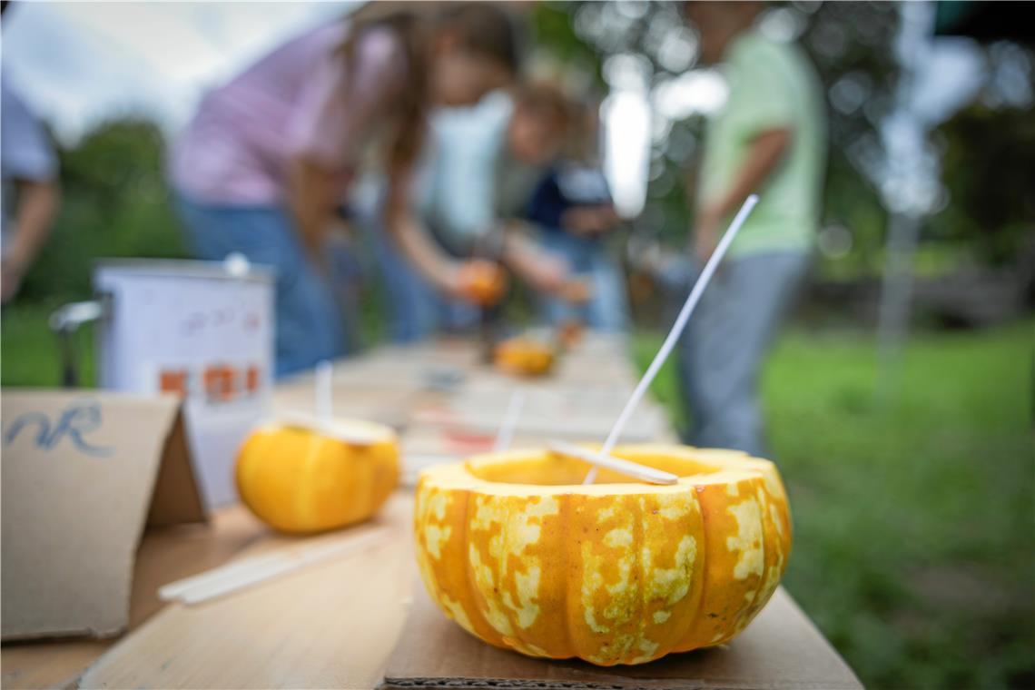 Beim Kürbisfest in Oppenweiler werden auch Kürbiskerzen produziert.