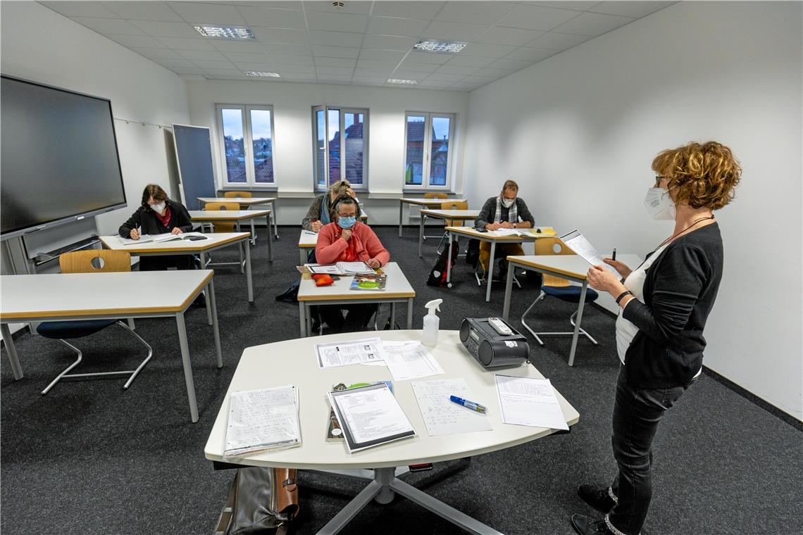 Beim Kurs „Englisch mit Muße“ unter der Dozentin Petra Schmitz müssen die Teilnehmer geimpft oder genesen sein, Maske tragen und Abstand halten. Fotos: A. Becher