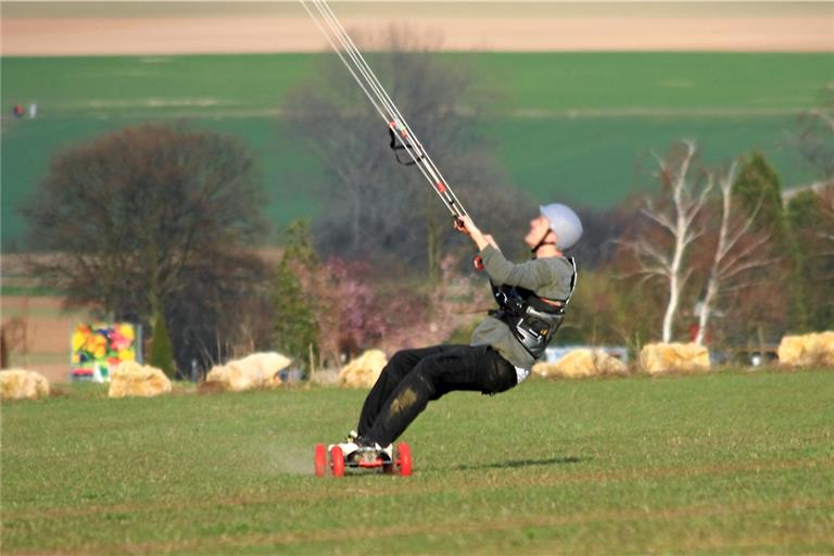 Beim Landboarding lässt man sich, ähnlich wie beim Kitesurfen, von einem Lenkdrachen ziehen. Symbolbild: Heino Pattschull - stock.adobe.com