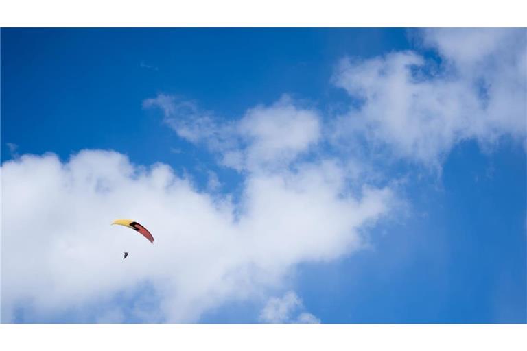 Beim Landeanflug habe der Mann&nbsp;bei Titisee-Neustadt die Kontrolle über seinen Gleitschirm verloren. (Symbolbild)