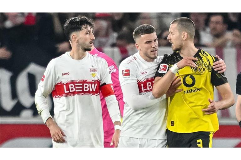 Beim letzten Heimspiel des VfB Stuttgart gegen Borussia Dortmund flogen die Fetzen: In dieser Szene kommen sich Ermedin Demirovic (Mitte) und Ex-VfB-Spieler Waldemar Anton (rechts) in die Haare.