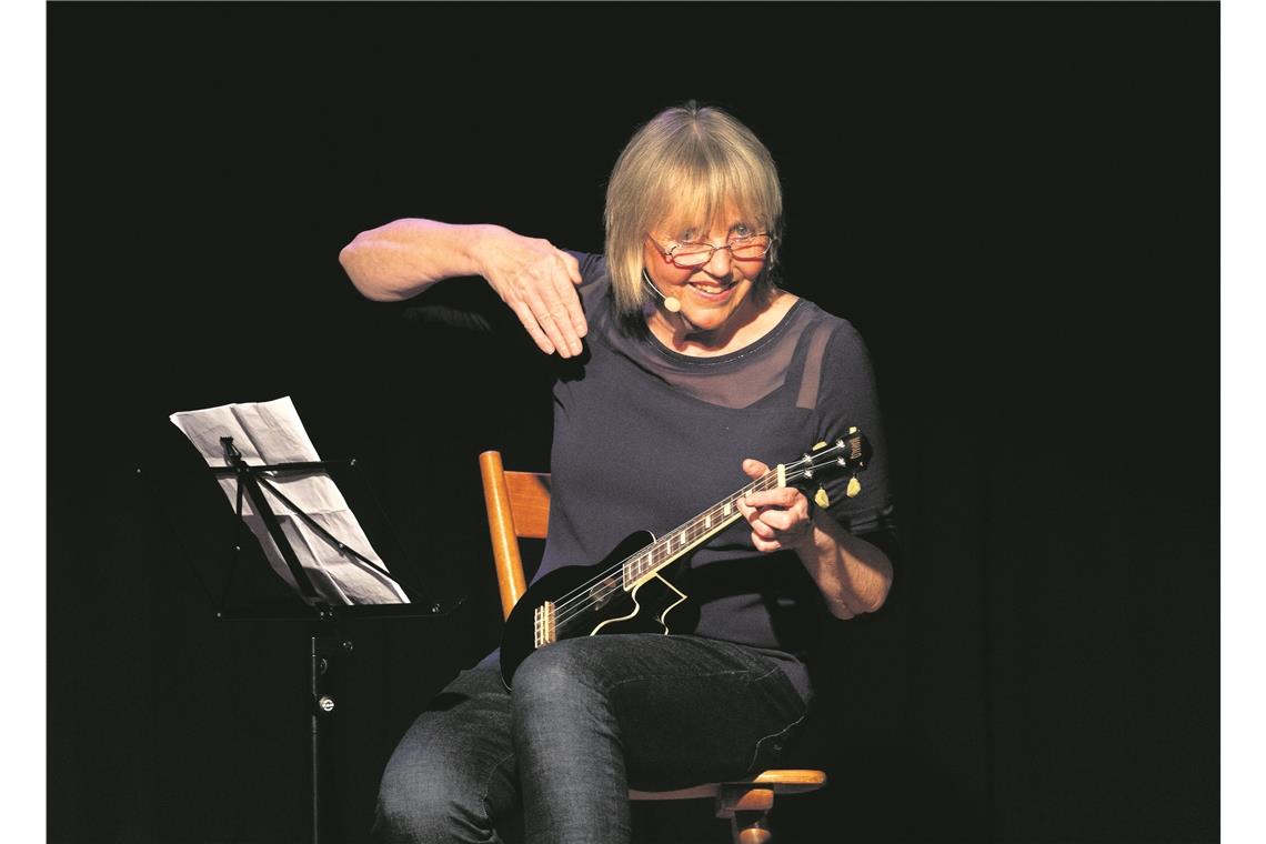 Beim Lied über „Schleimscheißereien“ begleitet sich Marianne Schätzle in der Sängerhalle Oberbrüden mit der Ukulele. Foto: J. Fiedler