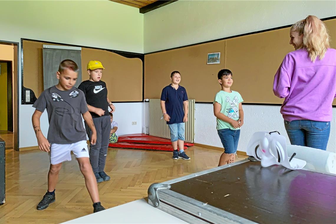 Beim Linedance beobachten die vier Jungs aufmerksam ihre Vortänzerin und wiederholen konzentriert die Schritte. Foto: A. Becher