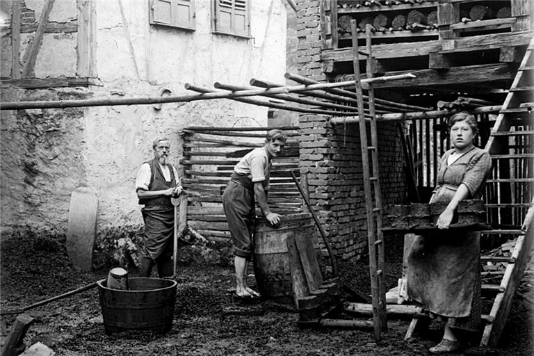 Beim Lohkäs-Trampeln stellte man einen Brennstoff aus Abfallprodukten der Gerberei her. Die Aufnahme ist um 1900 vor einem Lohkäs-Stand im Backnanger Biegel entstanden.