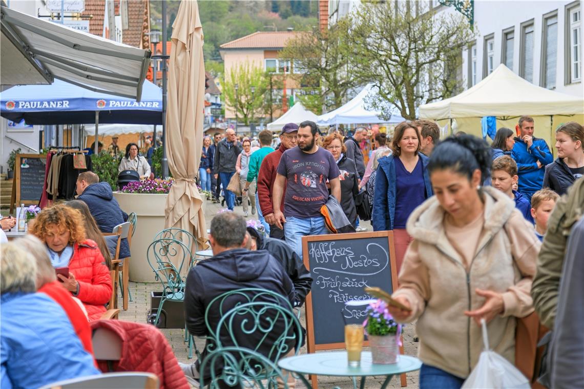 „Das Wetter passt, die Stadt ist voll“ Beim Murrhardter Frühling ist in der Altstadt und Fußgängerzone eine Menge los. Foto: Stefan Bossow