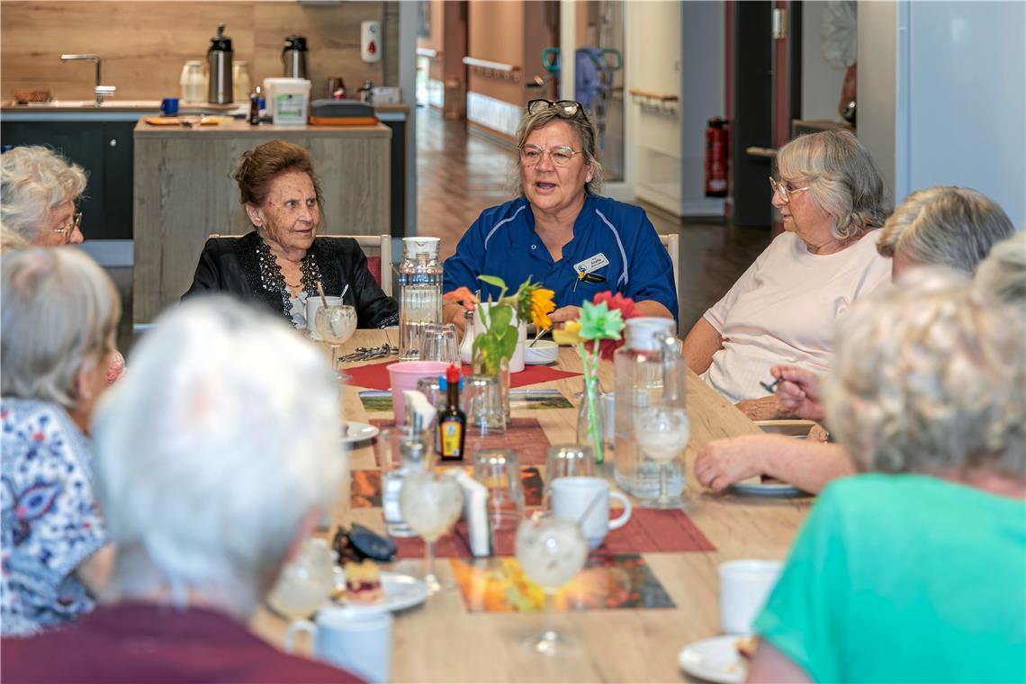 Damit alle im Pflegeheim die Hitze gut überstehen Beim Nachmittagsangebot mit Betreuungskraft Anette Erb (Mitte), dem Frauenstammtisch, geht es auch ums Thema Hitze. Fotos: Stefan Bossow