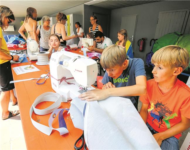 Beim Nähen der eigenen Badetasche ist Konzentration und Genauigkeit gefragt. Foto: A. Becher