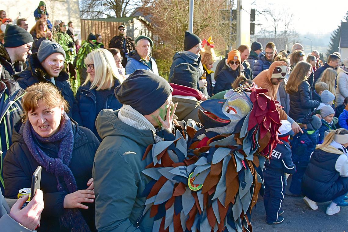 Faschingsverein Burgstetten feiert 66. Geburtstag mit einem großen Umzug Beim närrischen Treiben geht ein Burgstettener Spatz auf Tuchfühlung mit dem Publikum. Fotos: Tobias Sellmaier